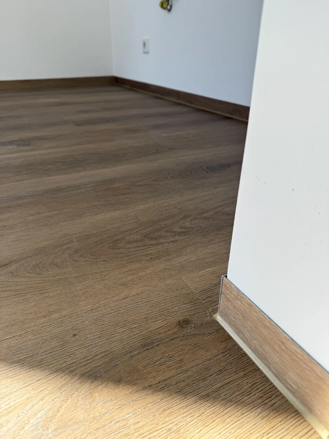 Vinyl · Boden und Sockelleiste im Detail